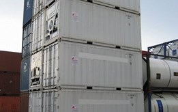 Kølecontainer og frysecontainer oven på hinanden - IJ-Container